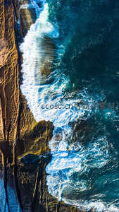 碧海白沙航拍图，浪花轻吻海岸线