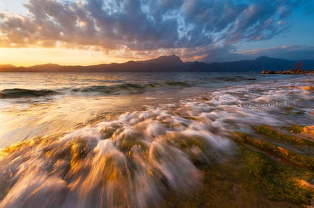 夕阳海浪慢门摄影，金辉洒满礁石滩