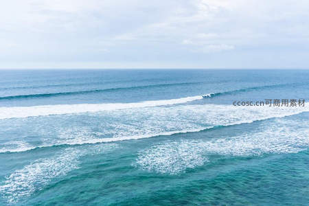 航拍视角下的层层海浪线