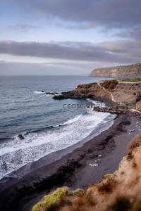 黑沙滩与海浪的壮丽交响