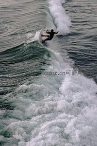 冲浪者在巨浪之巅展现高超平衡技艺