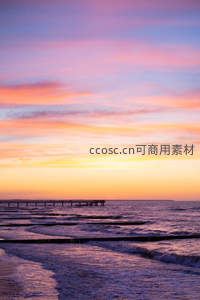 日落时分海岸长桥映衬绚烂晚霞天际