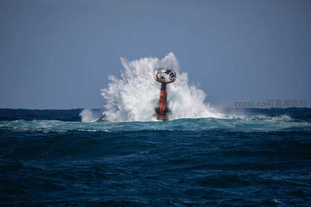 巨浪怒击海上航标展现海洋力量