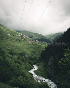 云雾山谷中的村落，溪流蜿蜒如丝带