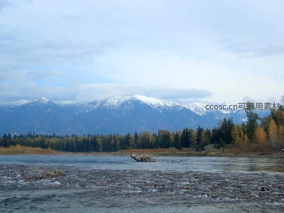 雪山脚下河流奔腾不息