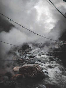 云雾缭绕山谷中的湍急溪流