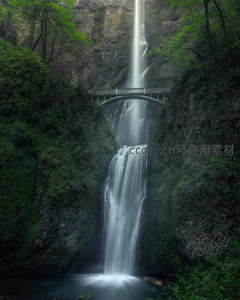 高崖飞瀑与拱桥的壮丽交响
