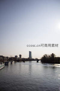 河畔都市天际线静谧一瞥