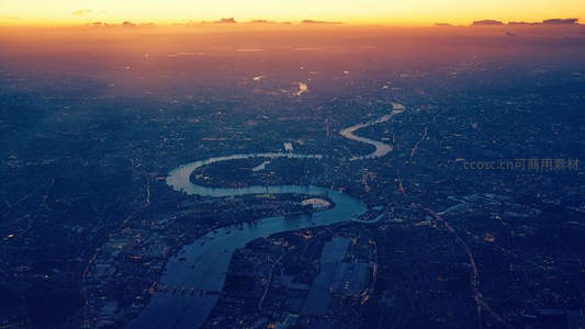 高空俯瞰城市脉络，河流蜿蜒如巨龙盘踞