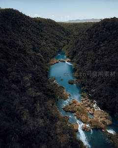 峡谷碧水穿林而行，航拍尽显自然奇观