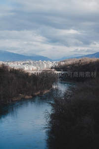 城市河畔桥梁与远山云影相映成趣