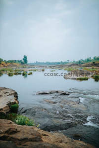 河床巨石嶙峋，水流轻柔漫过