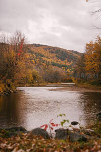山峦叠翠秋意浓，河流静淌映云天