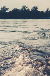 波光粼粼水面特写，微澜轻漾倒影朦胧