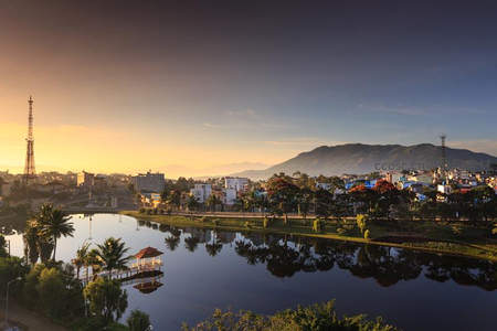 湖畔晨曦，城市倒影山峦相映