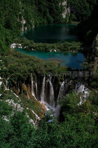 森林秘境中的翡翠湖泊与瀑布群