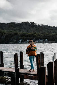 木栈道上的旅人凝望远方湖景