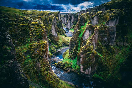 苔藓覆盖峡谷壮丽，河流穿行其间