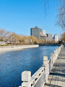 城市河畔晴空下的宁静步道