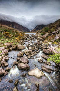 阴云山谷溪涧流水石景