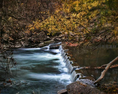 秋日溪流石阶瀑布，黄叶掩映水花飞溅