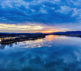 暮色江河，云霞倒映水天一色