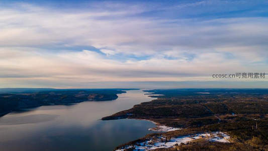 高空俯瞰湖光山色，冬日雪景尽收眼底