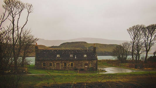 湖畔石屋静谧风光