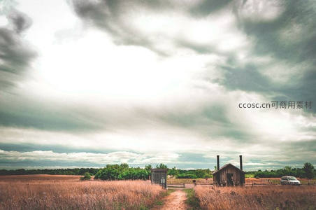 荒野小屋在阴云密布的旷野中孤寂伫立
