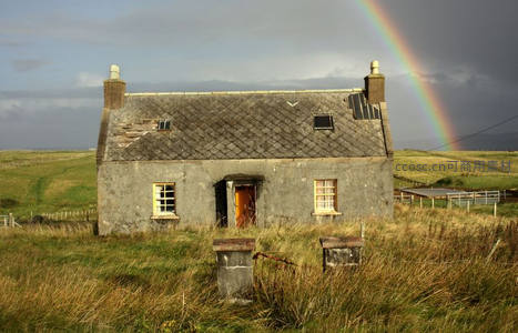 荒屋彩虹相伴，田园诗意悠然