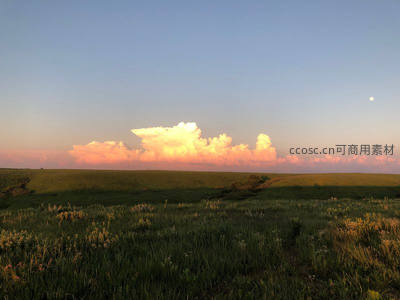 草原暮色云霞绚烂，明月悄然升起