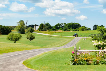 乡间小路蜿蜒，拖拉机驶向远方