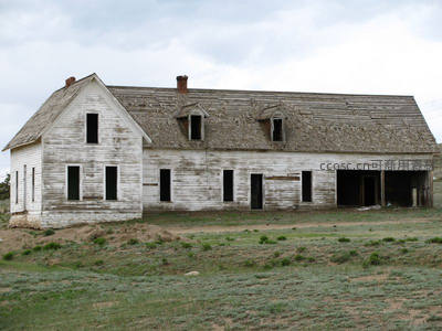 荒废木屋立旷野，岁月斑驳诉沧桑