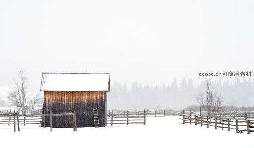 雪中孤寂的木屋与围栏