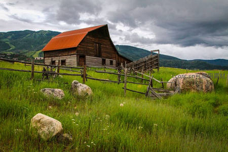 绿野木仓孤影，乌云密布山峦如黛