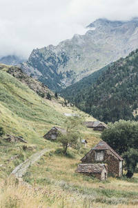 石屋隐于山坳，云雾缭绕峰峦叠嶂