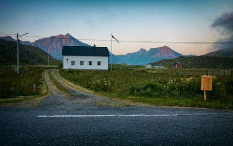 北欧山野小教堂，远山落日旗飘扬