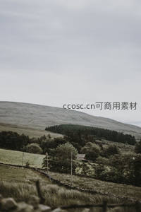 山丘下的宁静乡村