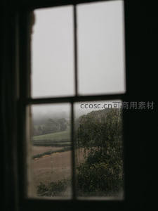 窗框中的朦胧田野，雾气氤氲诗意盎然