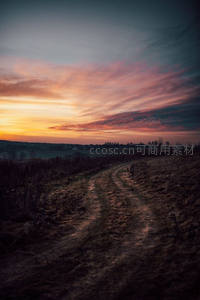 暮色乡径霞满天