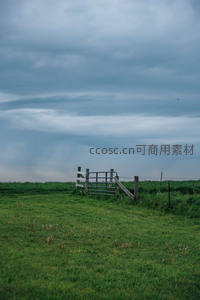 阴云密布下的孤寂农场门