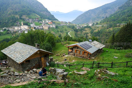 山谷中的瑞士风格木屋村落