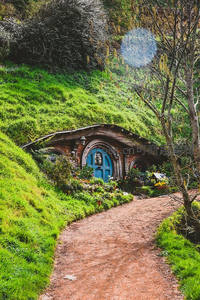 绿坡上的蓝色圆门霍比特人之家