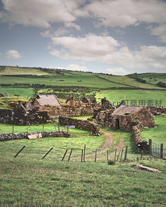 绿野石屋遗迹静卧山丘