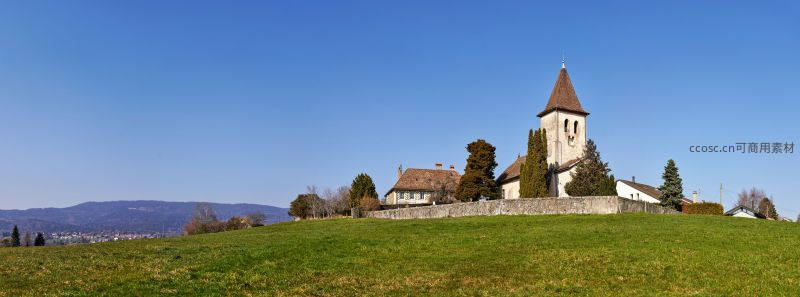 山顶教堂俯瞰青翠山谷