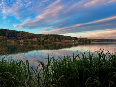 湖畔黄昏倒影如画