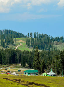 山间绿屋林海环绕远眺蓝天白云