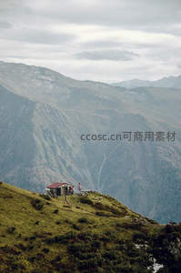 山顶小屋俯瞰深谷云海苍茫