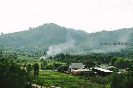青山环抱中的村落炊烟袅袅