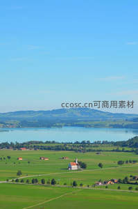 湖畔绿野教堂点缀田园风光